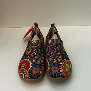 NWT UIN art travel blossom shoes